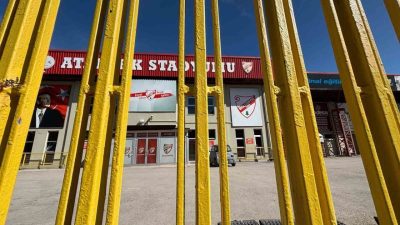 Bolu Atatürk Stadyumu, depreme dayanıklı olmadığı gerekçesiyle kapatıldı. Karot örneği