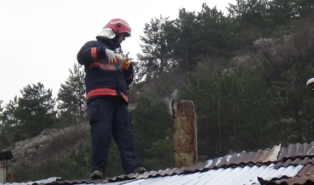 Bolu’nun Mudurnu ilçesinde iş yerindeki baca yangını büyümeden itfaiye ekiplerinin