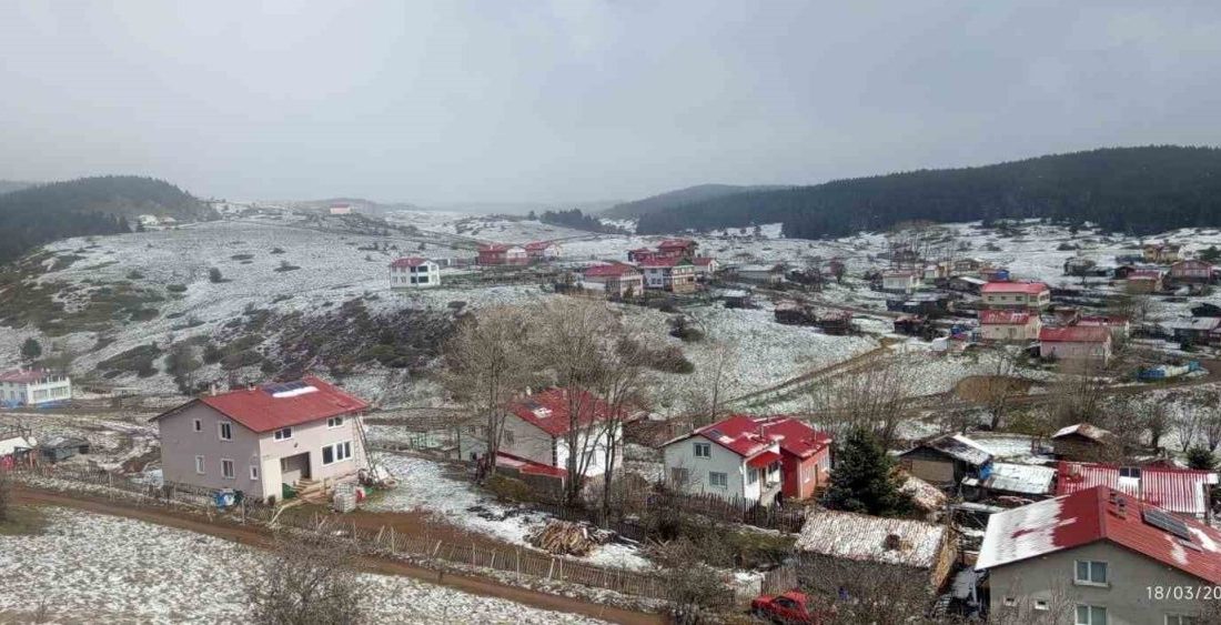 Bolu’nun yüksek kesimlerinde sabah saatlerinde etkili olan kar yağışı nedeniyle