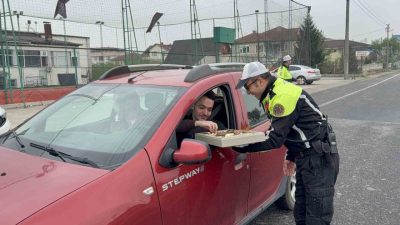 Düzce’de bayram denetimi yapan trafik ekipleri sürücülere hem uyarılarda bulundu
