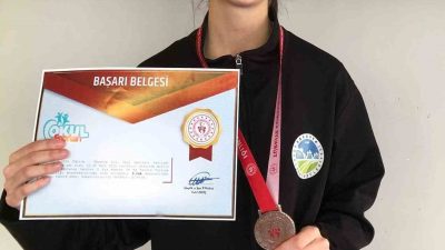 Sakarya Büyükşehir Belediyesi Karate sporcusu Bartın’da düzenlenen Okul Sporları Türkiye