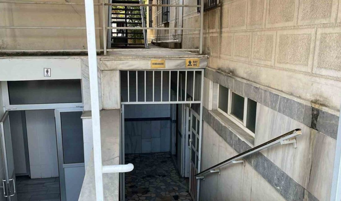 Cami tuvaletinde silahla vurulmuş halde bulundu Kocaeli’nin Darıca ilçesinde bir kişi, cami tuvaletinden göğsünden vurulmuş halde