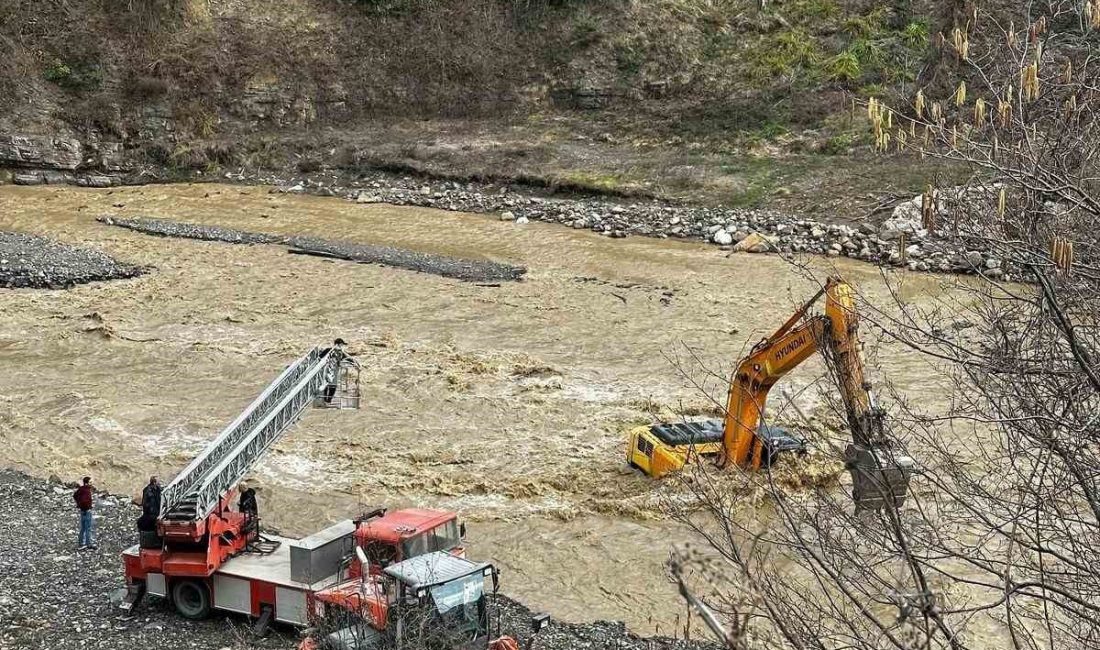 Kastamonu’nun Bozkurt ilçesinde çayın debisi yükselince iş makinesinin üzerinde mahsur