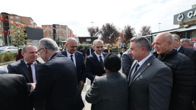 Çayırova’da geleneksel kent bayramlaşmasında vatandaşlarla kucaklaşan İlçe Belediye Başkanı Bünyamin