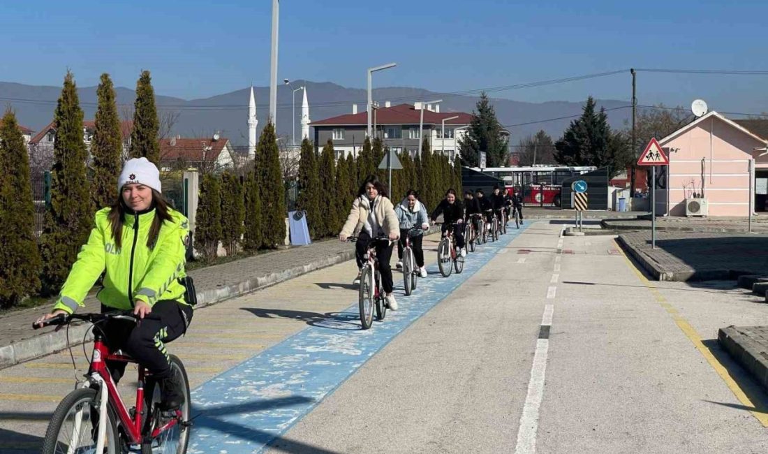 Bolu’da trafik polisleri tarafından Çocuk Trafik Eğitim Parkı’nda bisikletlere bindirilen