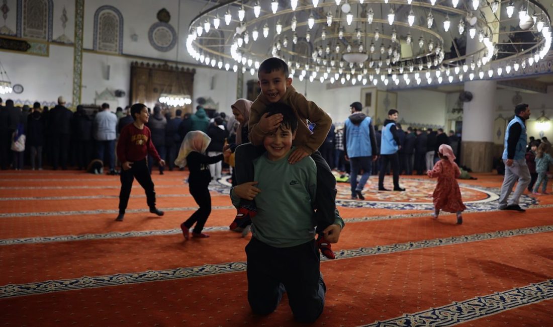 Çocuklarla Ramazan neşesi kampüsteydi Sakarya Büyükşehir Belediyesi, Ramazan’ın ilk gününde Kampüs Camii’de düzenlenen çeşitli