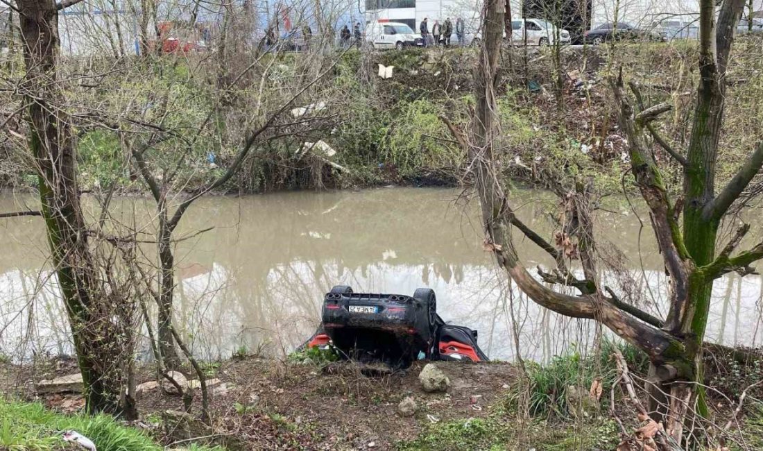 Kocaeli’nin İzmit ilçesinde yaklaşık 10 metreden dereye uçan otomobilin sürücüsü,