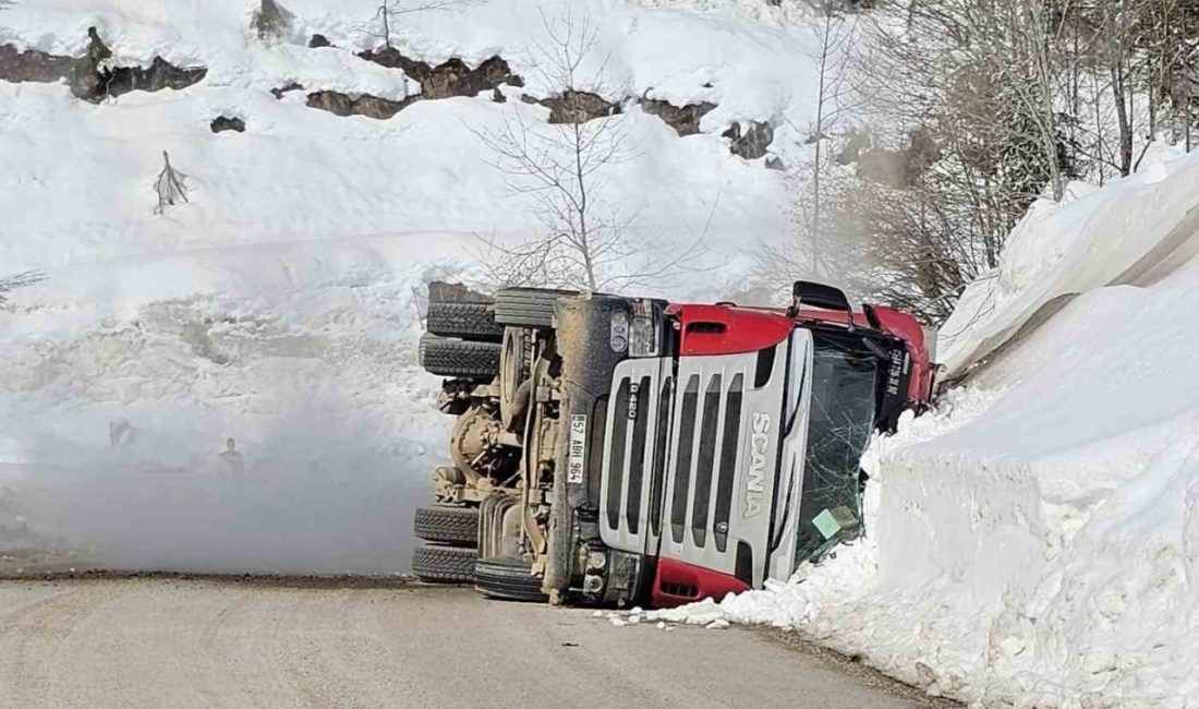 Kastamonu’nun Çatalzeytin ilçesine sıkılaştırılmış doğal gaz taşıyan tır, virajı alamayarak