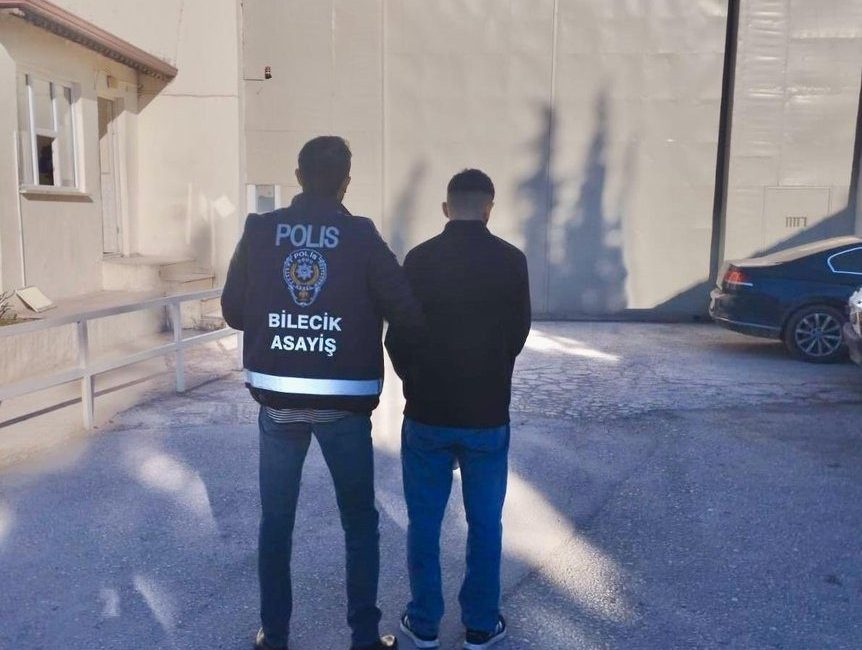 Dolandırıcılık suçlamasıyla yakalanan 2 kişi tutuklandı Bilecik’te kendilerini kamu görevlisi olarak tanıtarak bir vatandaştan ziynet eşyası