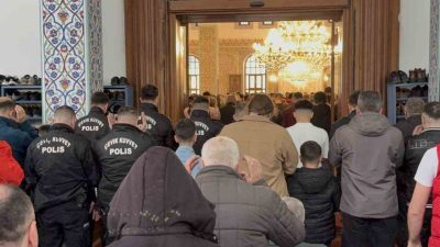 Düzce’de Ramazan Bayramı’nın ilk gününde kılınan bayram namazında camiler doldu