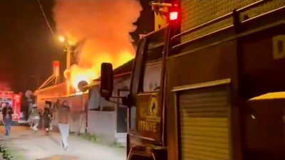 Düzce’de gece saatlerinde tek katlı evde çıkan yangında ev alev