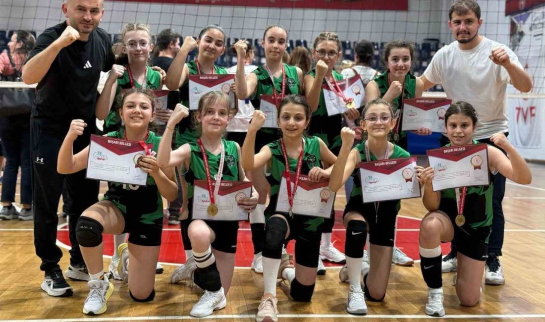 Hürriyet Ortaokulu mini kız voleybol takımı, 2024 yılının Aralık ayından