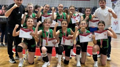 Hürriyet Ortaokulu mini kız voleybol takımı, 2024 yılının Aralık ayından