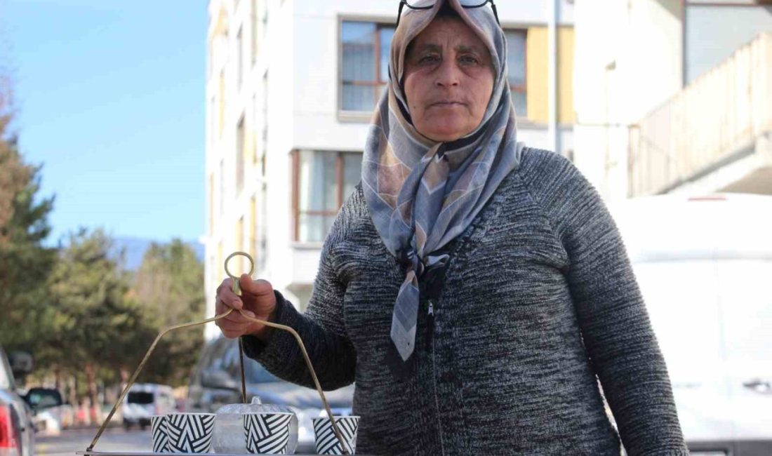 Bolu’da 58 yaşındaki Sevgi Anaçoğlu, yıllardır işlettiği kahvehanede çay satarak