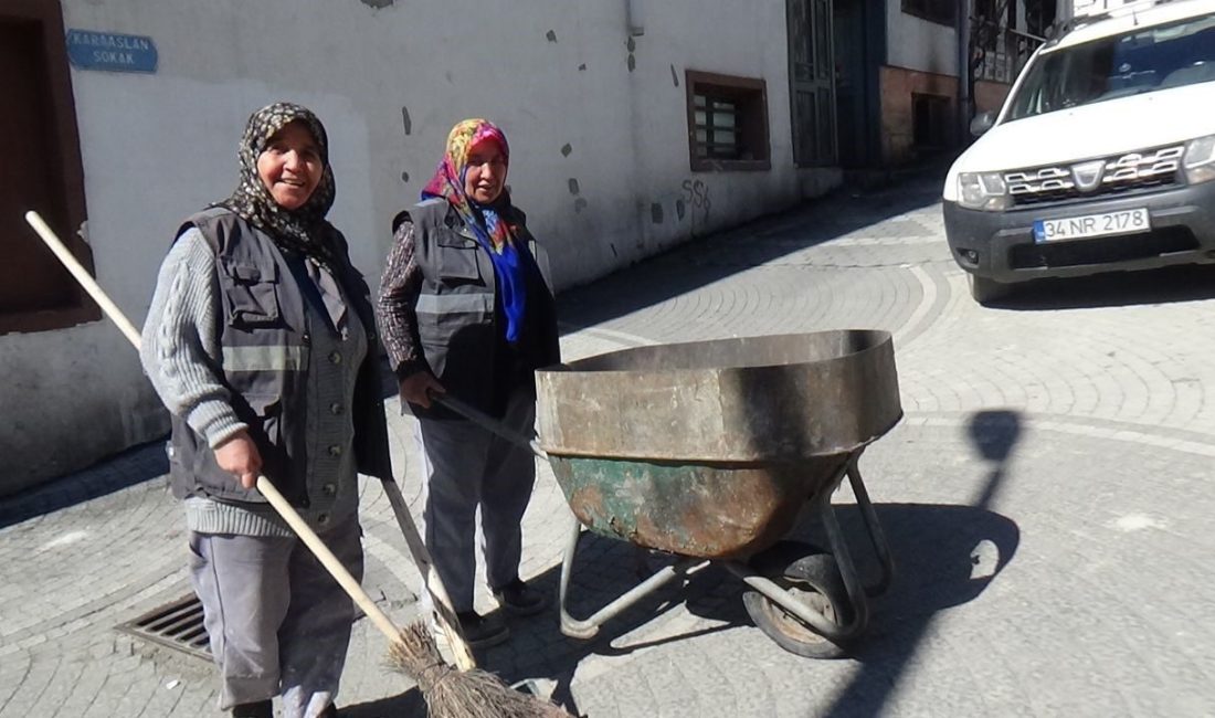 Bolu’nun Mudurnu ilçesinde çalışan iki emektar kadın, her gün yolları