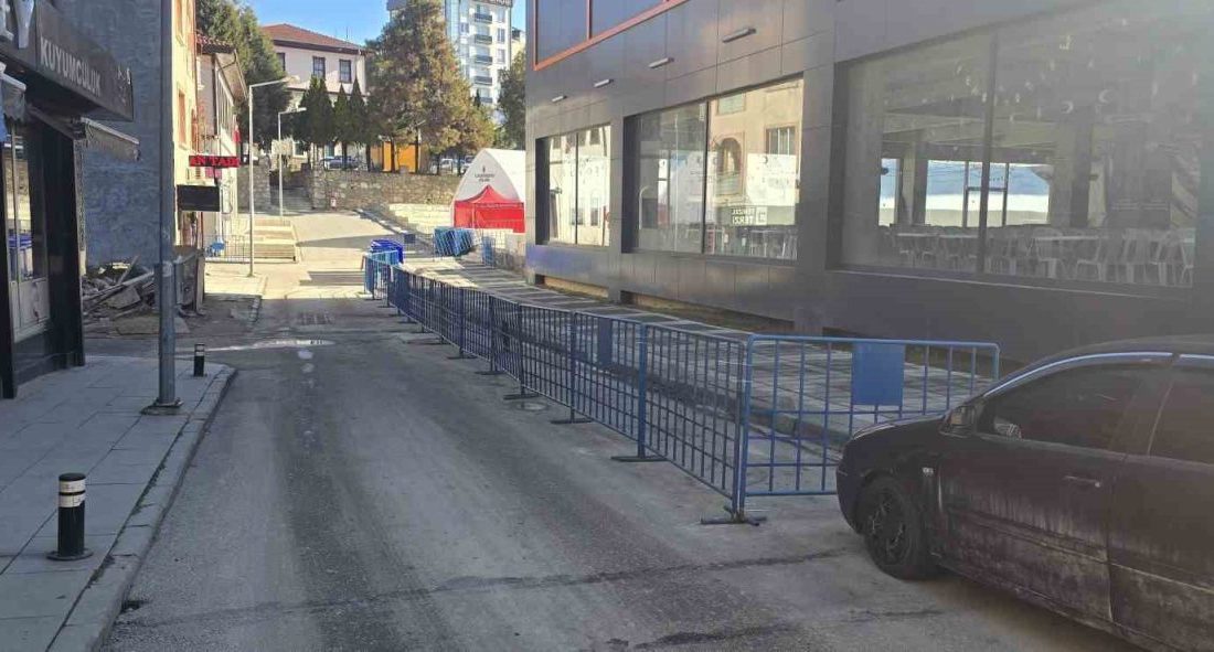 Bilecik’te belediye tarafından kurulan Ramazan çadırının bulunduğu alana giden yolların