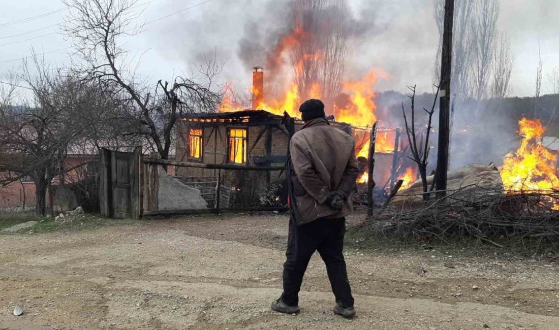 Ev ve ahır alev alev yandı Bolu’nun Mudurnu ilçesinde bir evde çıkan yangın bitişiğindeki ahıra da