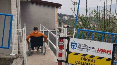 Kocaeli’de engelli vatandaşın hayatını kolaylaştırmak için belediye ekipleri evinin girişine