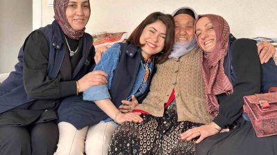 Kartepe’de Alo Evlat Sağlık Kulübü ekipleri, yaşlıların evlerine giderek hem