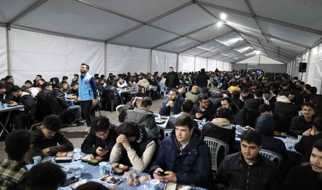 Sakarya Büyükşehir Belediyesi, üniversite kampüsünde kurduğu geleneksel hale gelen iftar