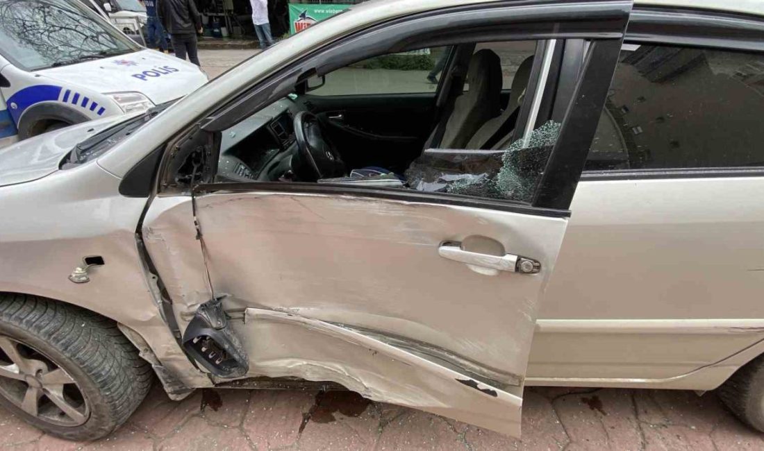 Kocaeli’nin İzmit ilçesinde rampadan inen otomobil, freni tutmaması sebebiyle duramayarak