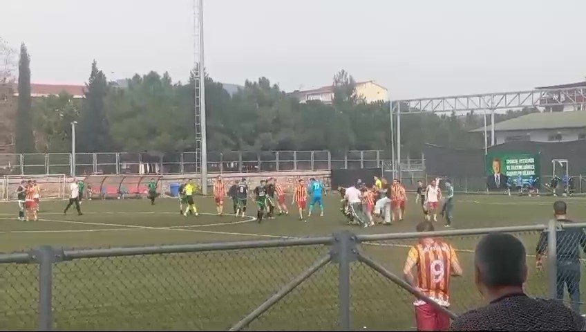 Kocaeli’de amatör futbol maçında saha savaş alanına döndü. 2 ayrı