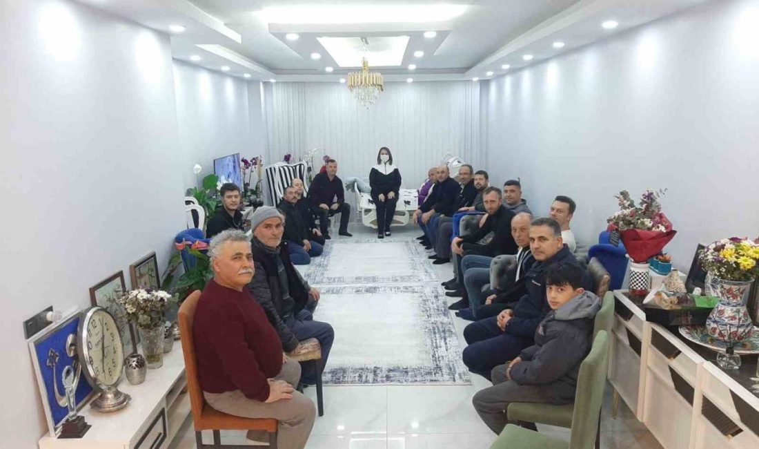 Geçirdiği ameliyat sonrası Başkan Tekin’e personelden sürpriz Bilecik’in Pazaryeri Belediye Başkanı Zekiye Tekin, geçirdiği ameliyat sonrası evinde