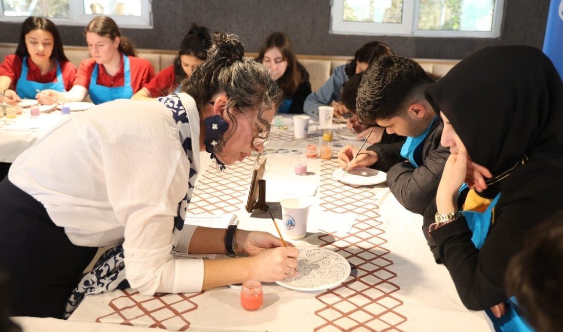 Gençler yeteneklerini keşfediyor Kartepe’de lise öğrencilerinin bireysel gelişimlerini desteklemek amacıyla düzenlenen etkinlikte gençler