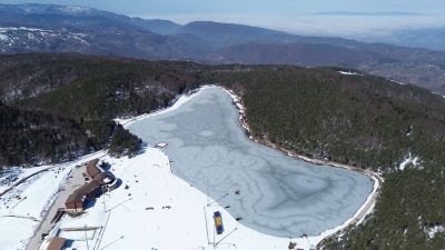 Düzce’nin turistik bölgelerinden Topuk Yaylası, hava sıcaklığının sıfırın altına düşmesiyle