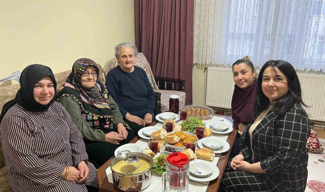 Hazırlanan yemekler ihtiyaç sahibi ailelerin iftar sofralarına ulaştırılıyor Kocaeli’de Anne Şehir Merkezleri’nde hazırlanan yemekler, “Komşuluk Hakkı” iftar buluşmaları