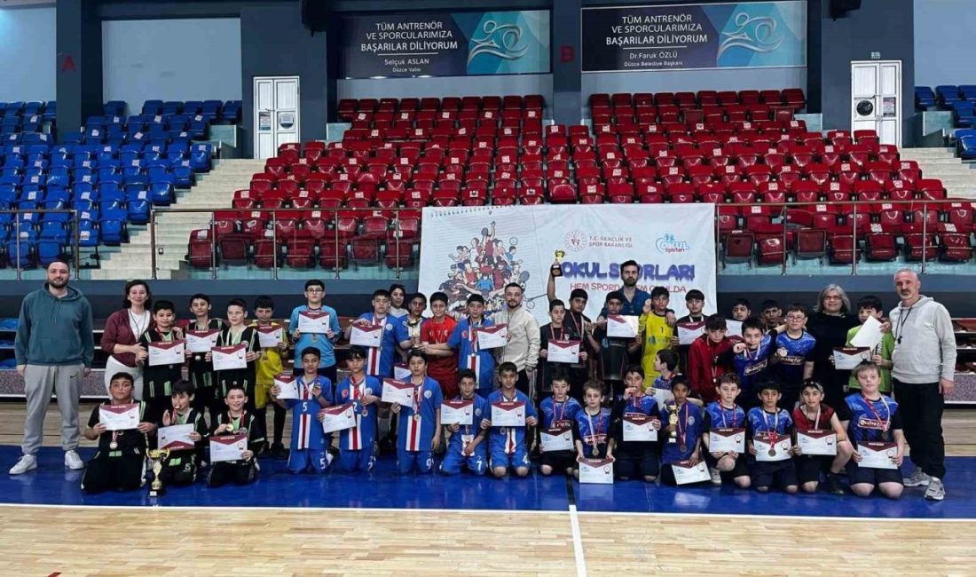 Hentbolda şampiyonlar belli oldu DÜZCE(İHA) – Düzce’de gerçekleştirilen okul sporları küçük erkekler hentbol müsabakalarına