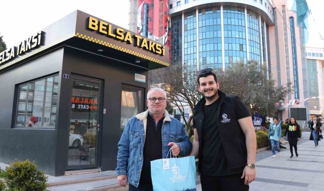 İftar saatinde çalışan taksici esnafı unutulmadı Kocaeli’de Ramazan ayında toplumsal dayanışmayı güçlendirmek amacıyla iftar saatinde çalışan