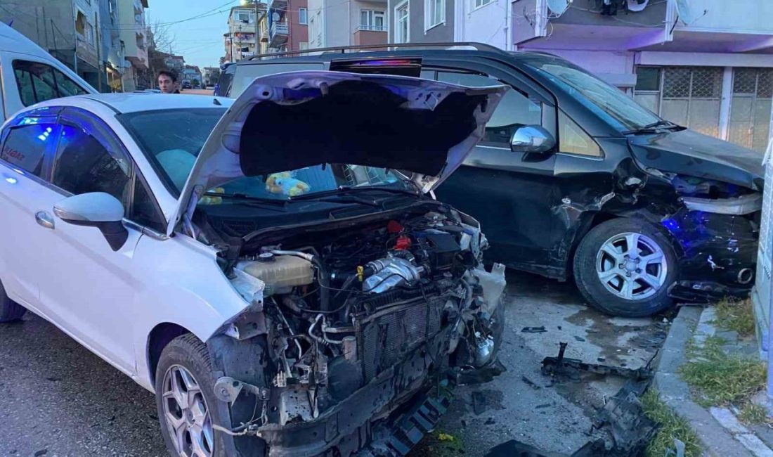 Kocaeli’nin Derince ilçesinde iftara dakikalar kala minibüs ile otomobilin kafa