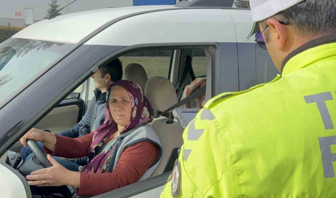 Bolu’da D-100 karayolunun şehir merkezi çıkışında trafik polisleri, ihbarlı trafik