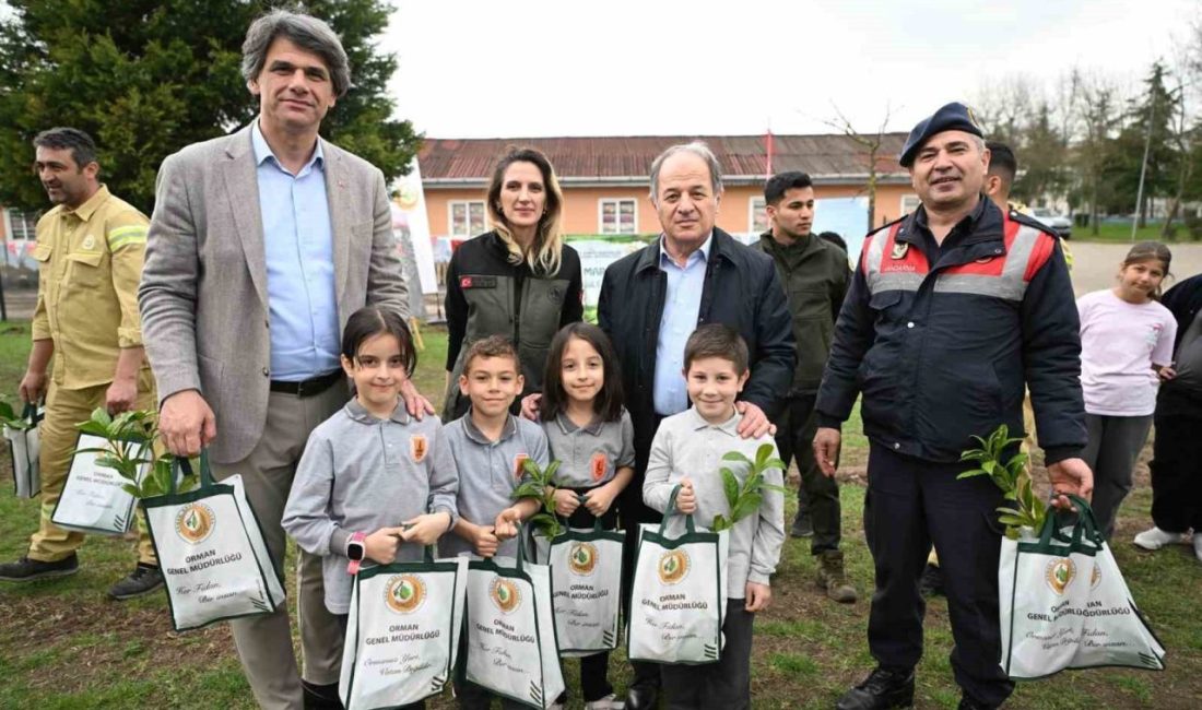İlkokul öğrencileri fidan dikti Kartepe’de ilkokul öğrencileri, Belediye Başkanı Mustafa Kocaman ile birlikte fidan