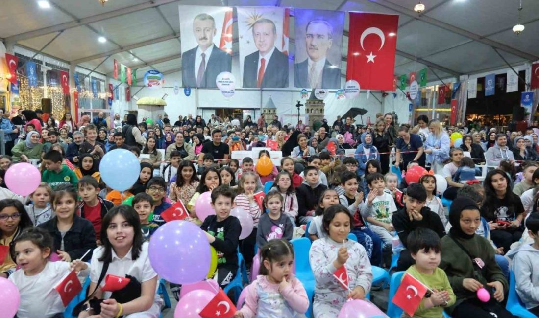 İzmit Kent Meydanı’nda düzenlenen “Çık Dışarıya Oynayalım” Ramazan şenlikleri, çocuklara