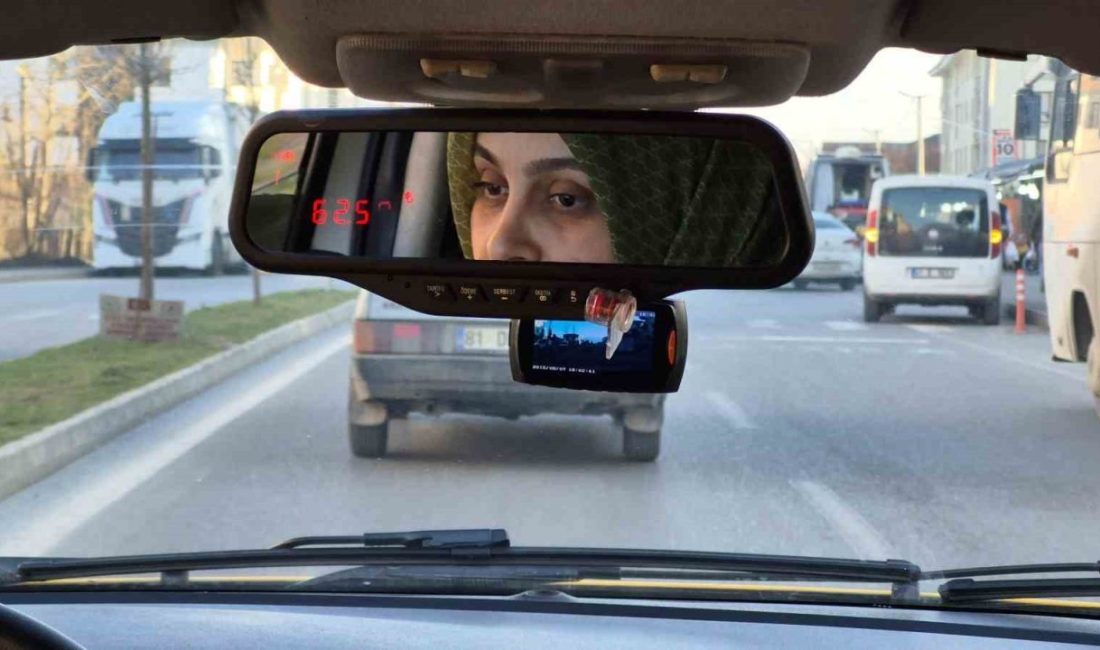 Kadın taksici Yüksel: “Korkuyoruz ama zevkli meslek” DÜZCE (İHA) – Düzce’de işyeri kapanan Yasemin Yüksel isimli kadın