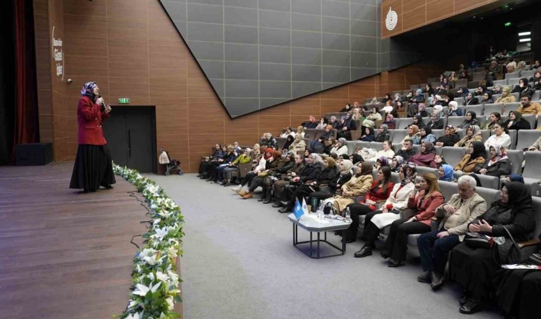 Başiskele’de düzenlenen “Ailenin Kalbi Kadın” konulu söyleşide, kadının ailedeki yeri