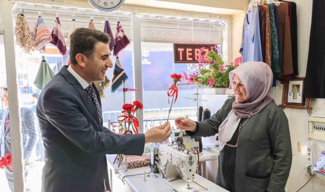 Kadınlara karanfil dağıtıldı Bilecik Valisi Şefik Aygöl ve eşi Nazlı Aygöl, 8 Mart