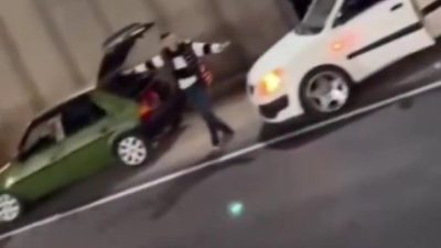 DÜZCE(İHA) – Düzce’de karayolu kenarında araçları park ederek müzik açarak