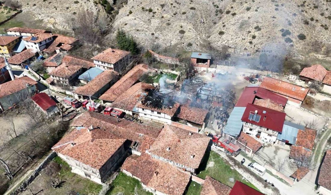 Kastamonu’nun Taşköprü ilçesinde çıkan yangında, 2 ev, 2 depo ve