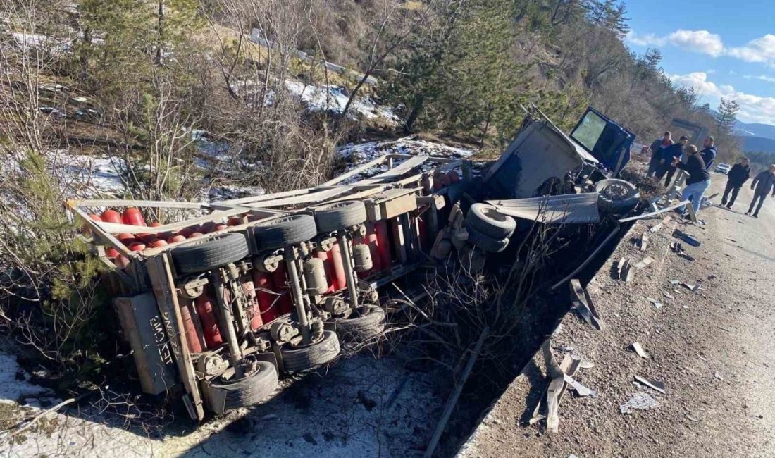 Kastamonu’da doğalgaz tüplerinin bulunduğu kamyon devrildi Kastamonu’nun Daday ilçesinde doğalgaz tüplerinin bulunduğu kamyonun devrildiği kazada sürücü