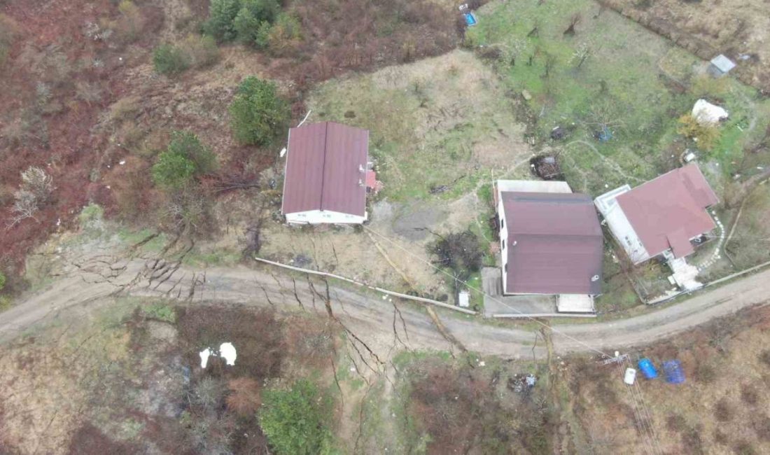 Kastamonu’nun Çatalzeytin ilçesinde heyelan sebebiyle duvarlarında çatlaklar oluşan iki ev
