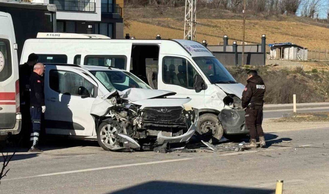 Kastamonu’nun Taşköprü ilçesinde hafif ticari araç ile minibüsün çarpışması sonucu