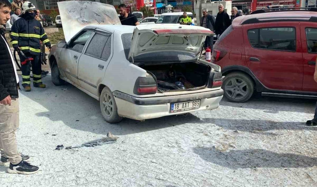 Kastamonu’da park halindeki otomobilde çıkan yangın vatandaşlar ve itfaiye ekipleri