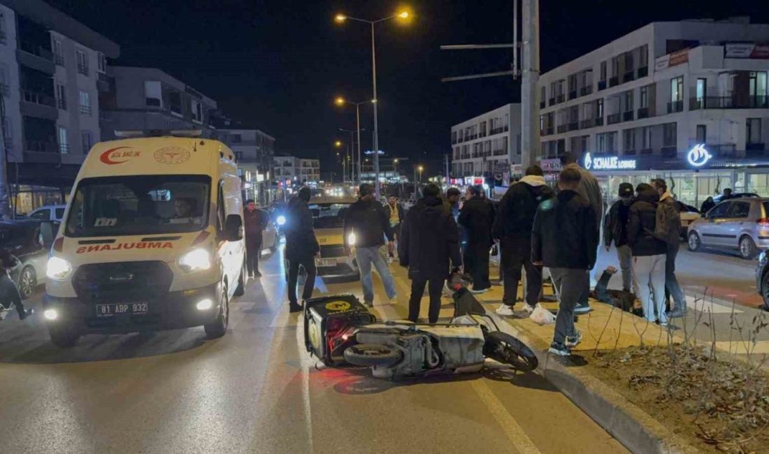 Düzce’de sollamaya çıkan motosikletli kurye refüje çarparak takla attı. Kazada