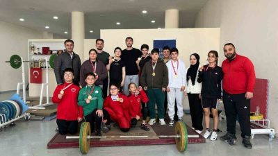 DÜZCE(İHA) – Düzce’de okul sporları yıldızlar halter müsabakaları tamamlandı. Gençlik