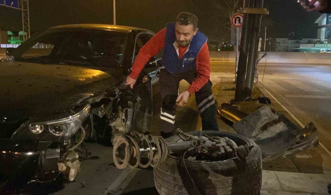 Kocaeli’nin Başiskele ilçesinde kontrolden çıkıp aydınlatma direğine çarpan otomobildeki 3