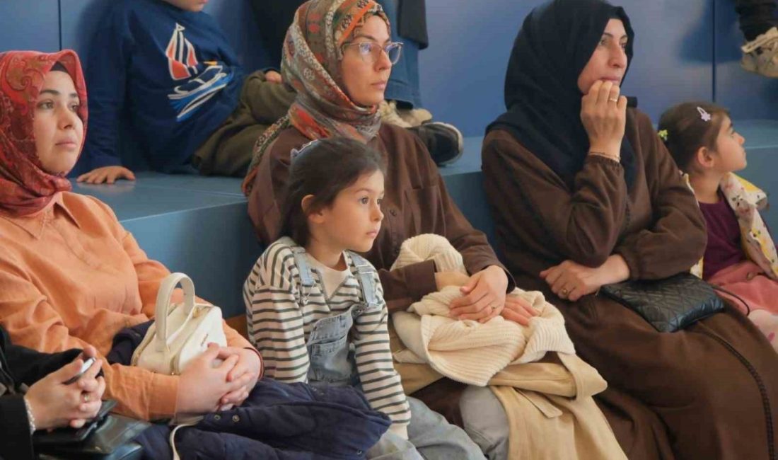 Kocaeli’de Ramazan akşamları renkli geçiyor Kocaeli’de miniklerle buluşan çocuk yazarı Ayşe Sevim, anlattığı hikayelerle keyifli