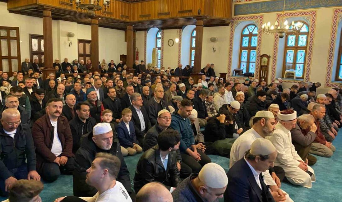 Kocaeli’de Ramazan Bayramı’nın ilk gününde camiye akın eden cemaat içeri